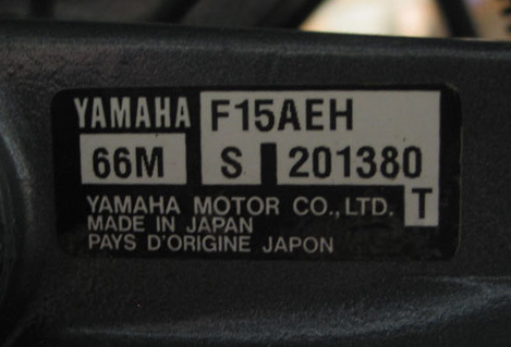 Yamaha-identifieringsskylt med tryckt årsbokstav